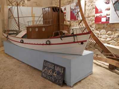 Ci siamo dati appuntamento in questo posto non per caso, visto che l�edificio ospita il piccolo "Museo etnografico del mare", spazio espositivo che raccoglie riproduzioni in scala di pescherecci e oggetti del mestiere